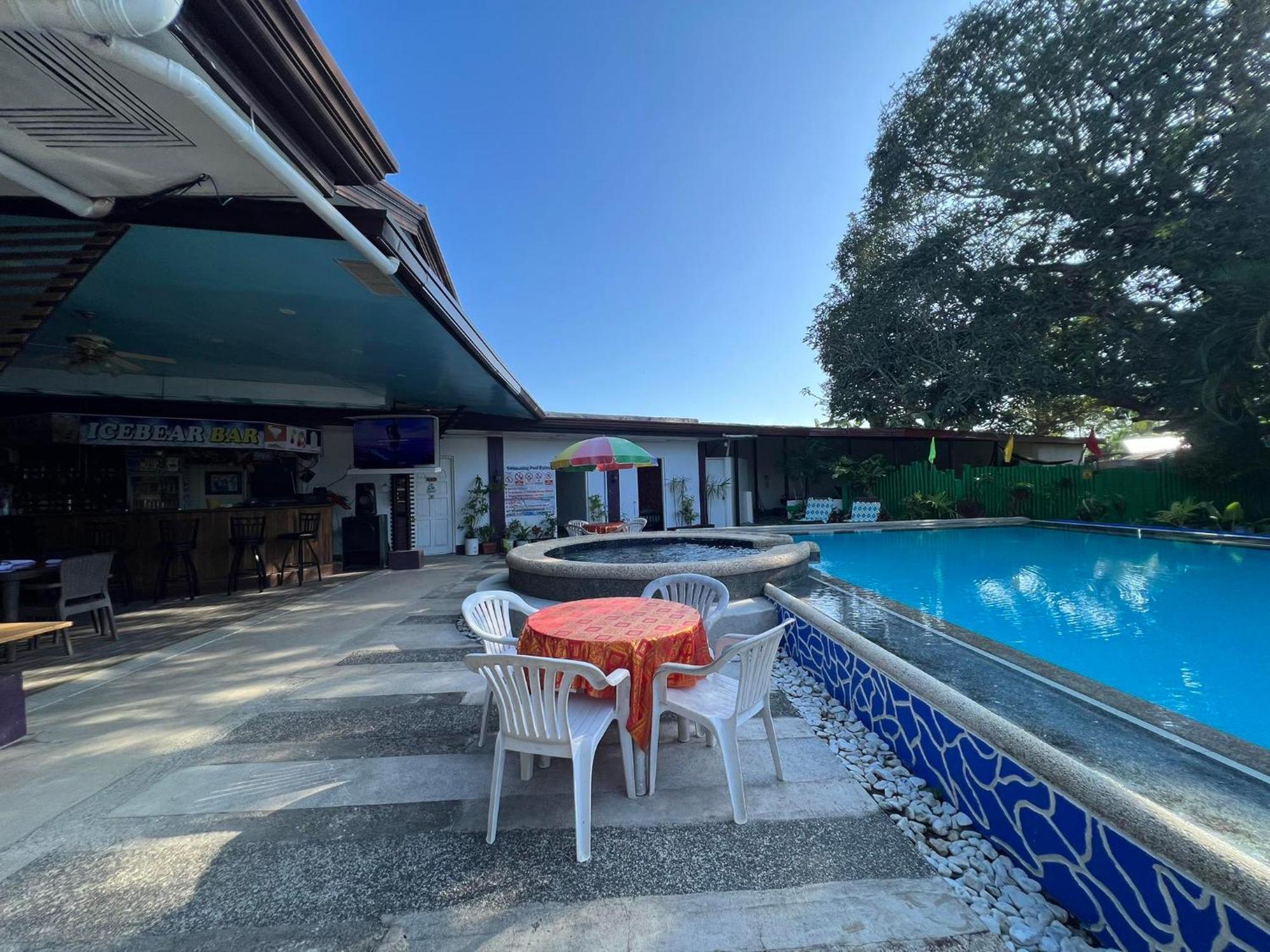 Ice Bear Bar & Tourist Inn Dauis Exterior photo
