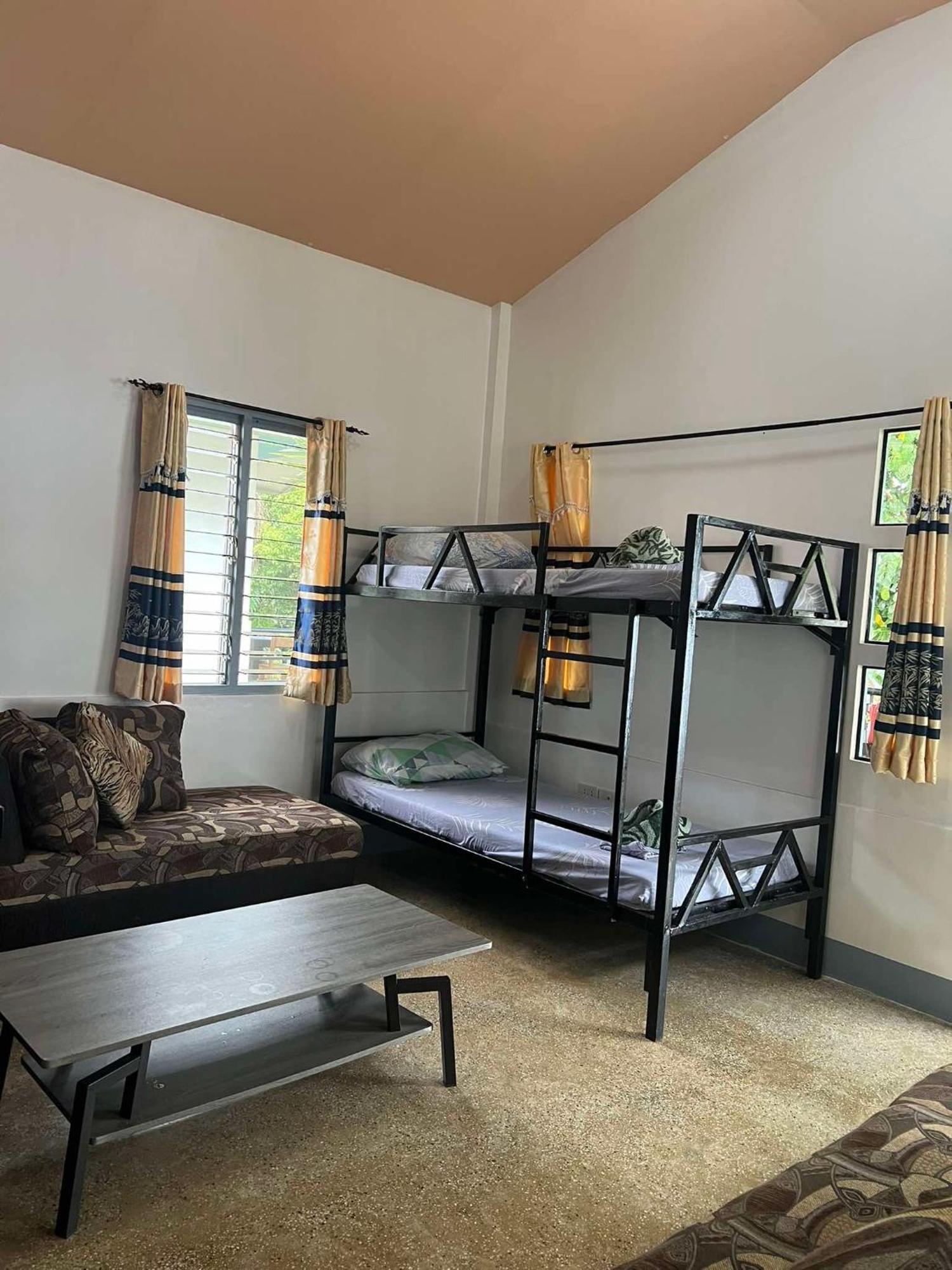 Ice Bear Bar & Tourist Inn Dauis Room photo